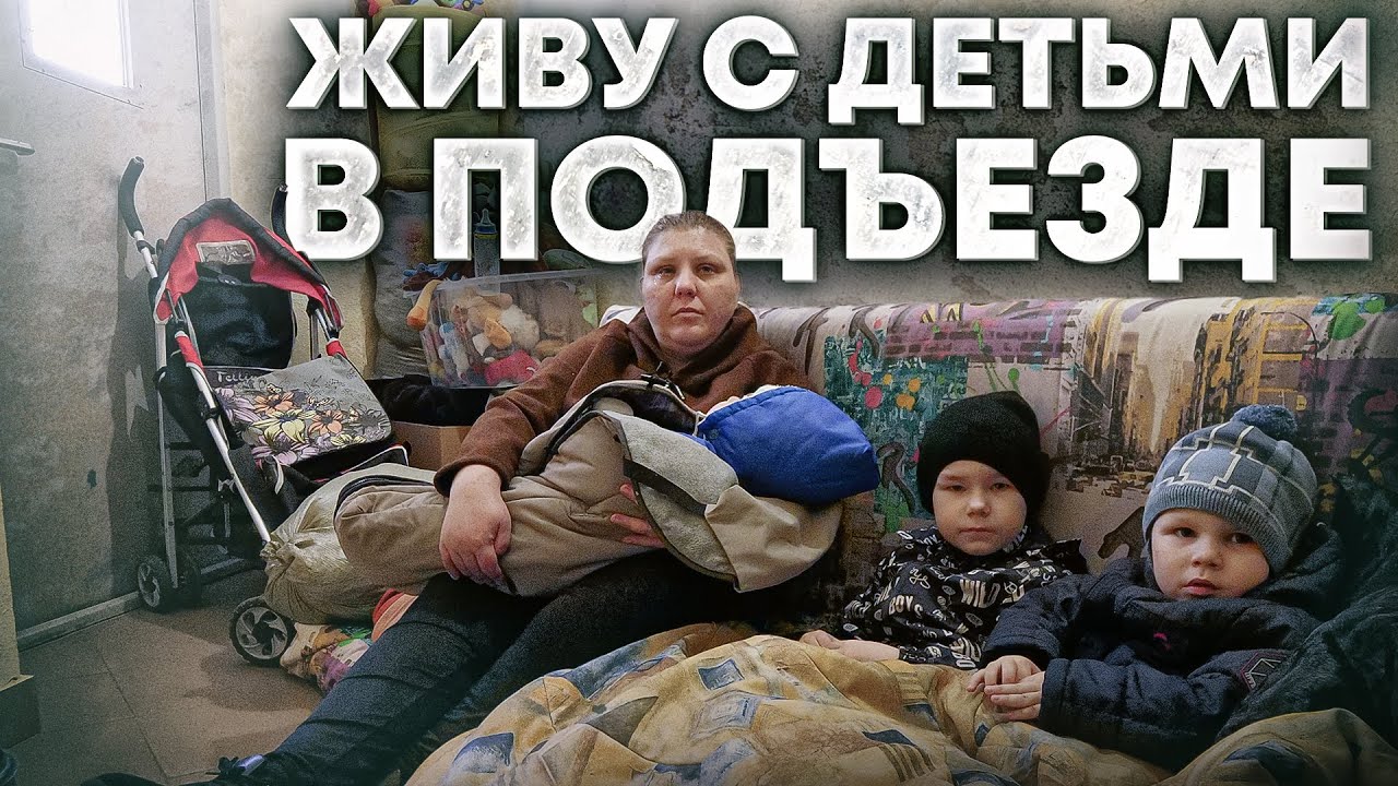 Трахает мать в машине