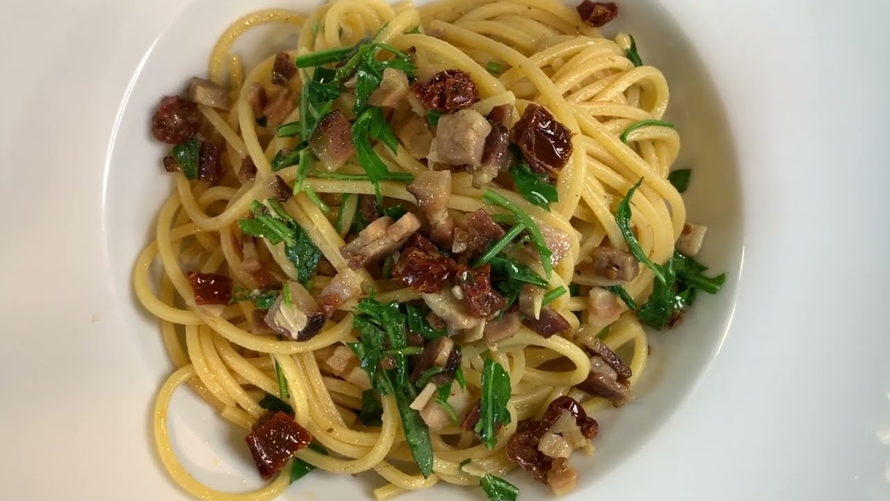 У вас дома есть вяленые помидоры и бекон? Попробуйте эту пасту