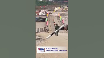 Nước lũ chảy xiết cuốn trôi cầu phao Phong Châu - VNA #short