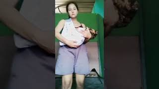 Bunda cantik live bediri sambil menyusui anaknya