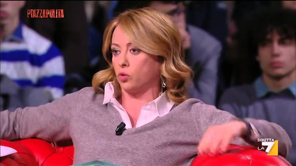 Rossi vs Meloni: 'Mia nonna mi insegnò a temere i fascisti, non i Rom'