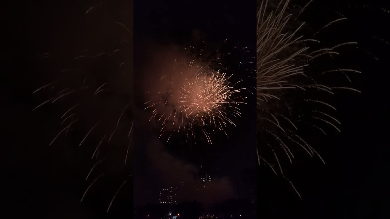 Pháo hoa siêu khói Hồ Đền Lừ tết Bính Ngọ 2026