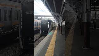 JR東日本長野支社の中央本線の岡谷駅に特急あずさ38号新宿行きが岡谷駅を通過する
