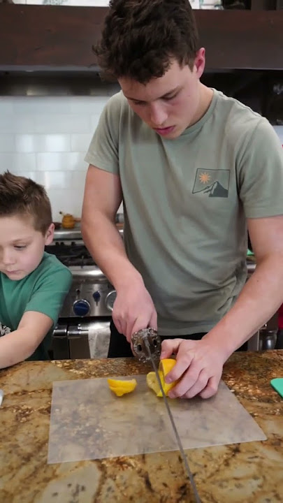 Ninja slices lemon! !#ninjakidz #ninjakidztv #ninjastyle #ninja #ninjazshorts