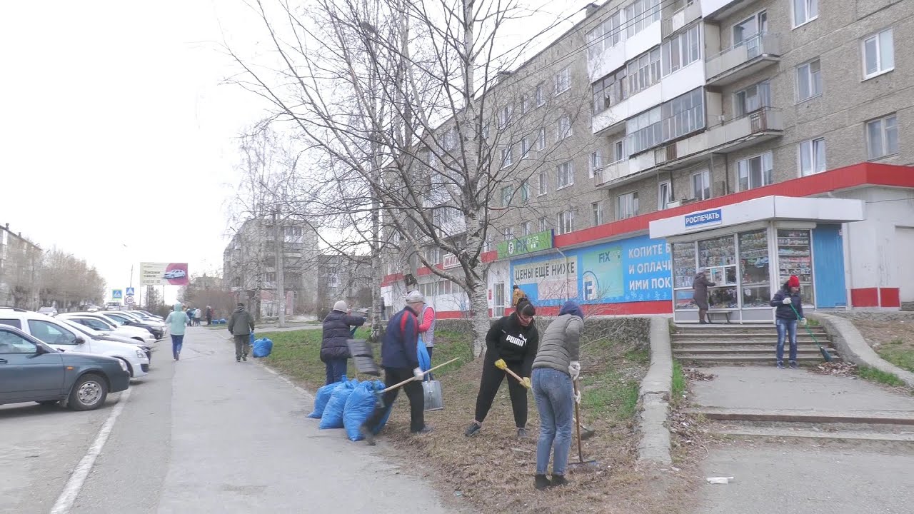 Коллектив городской администрации вышел на субботник