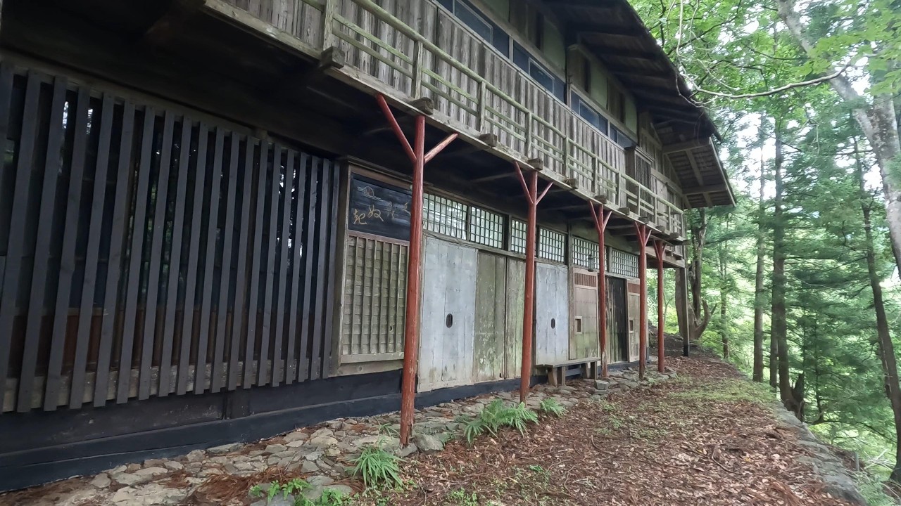 【埼玉県小鹿野町】巨大で立派な古民家廃墟群が林道の先に潜んでいた