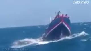 kapal terjebak ombak Baratan ditengah laut