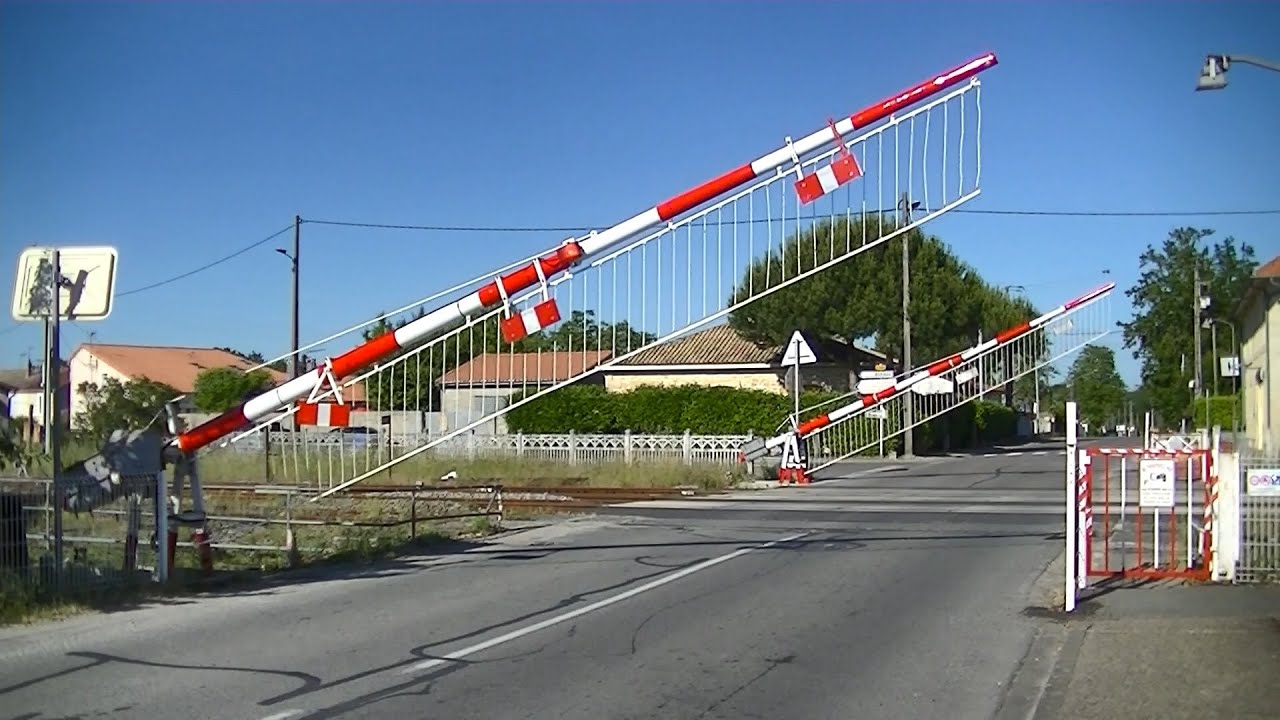Spoorwegovergang SaintYzandeSoudiac (F) // Railroad crossing // Passage à niveau YouTube Spoorwegovergang SaintYzandeSoudiac (F) // Railroad crossing // Passage à niveau YouTube