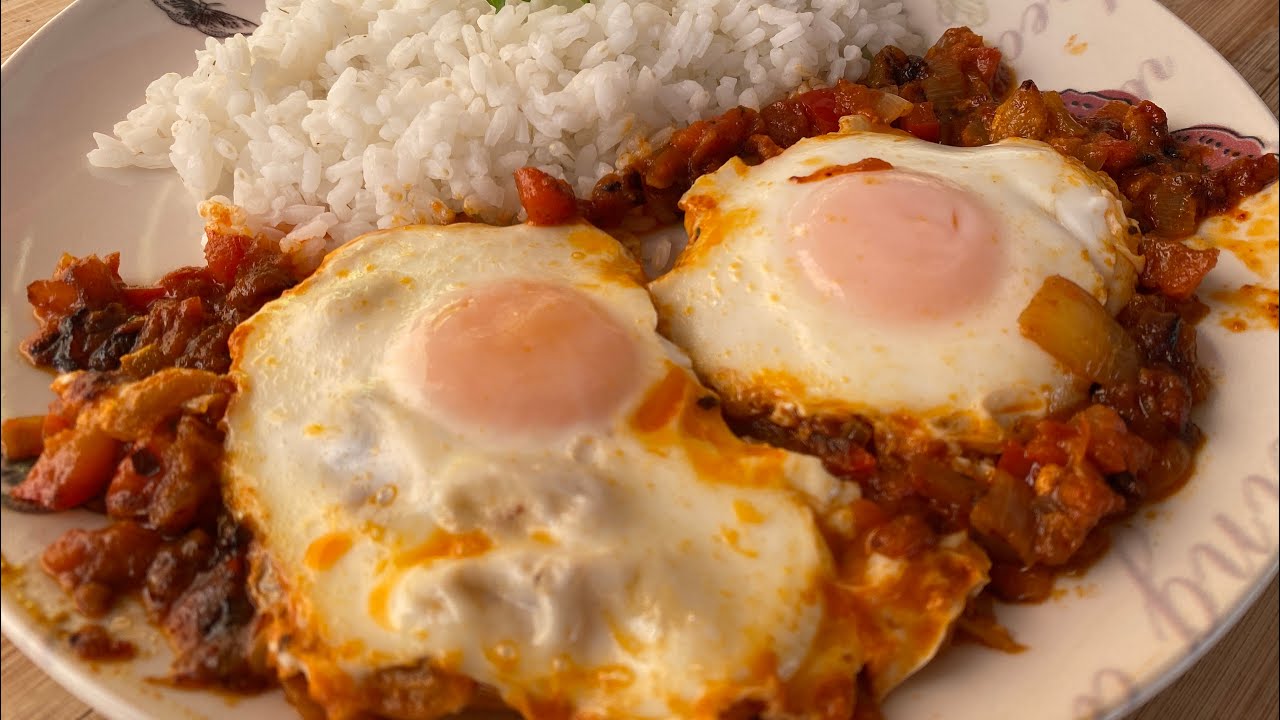 Huevos en salsa con arroz blanco