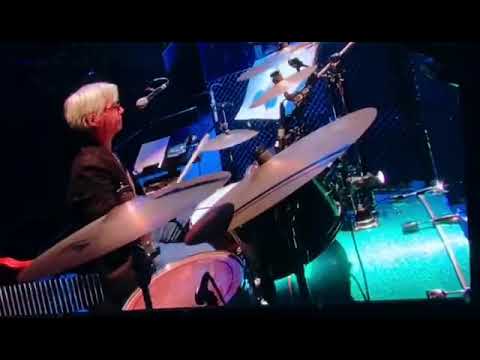 2010年10月26日费玉清上海告别演唱会——《爱情路上千万里》，哈哈，围观“小哥式我干杯，大家随意的舞蹈”