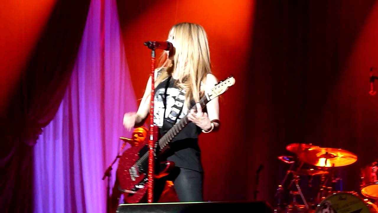 Avril Lavigne - Airplanes (cover) + My Happy Ending, live @ HMH, Amsterdam 13/09/2011