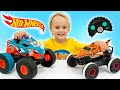 يتعلم فلاد وكريس مشاركة الألعاب أثناء اللعب بشاحنات الوحش RC من Hot Wheels