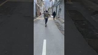 Bacha Surprise Ho Gya