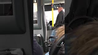'Normale' Burger krijgt zware discussie met Connection medenwerker in de bus