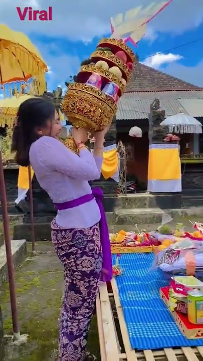 viral gadis bali//ngangkat gebogan sendiri dan akhiranya jatuh//ambyarrr