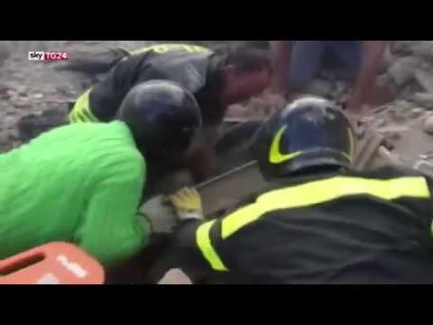 \"ის ცოცხალია!\" - დრამატული მომენტი, 10 წლის გოგონა, რომელმაც ნანგრევებში 17 საათი გაატარა