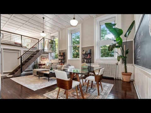 Video: Apartemen Hitam Dan Putih Klasik Dengan Sentuhan Modern