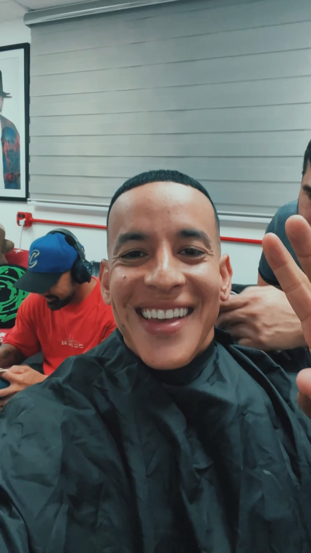 HOY JUEVES 26 A LAS 8PM EST ? salimos con mi nuevo sencillo “BAILANDO EN LA LLUVIA” ?️ ??️??️