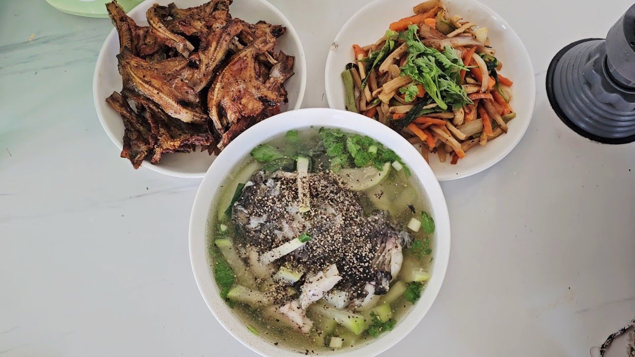 Cơm nhà hôm nay 🍚 Canh bầu cá lóc, khô cá lăng nhà làm, củ cải khô xào chay