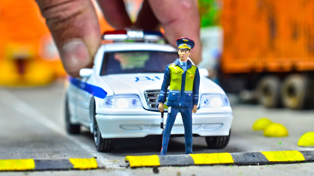 Едет ПОЛИЦЕЙСКИЙ МЕРСЕДЕС светят фары, звучит сирена! Про машинки ...