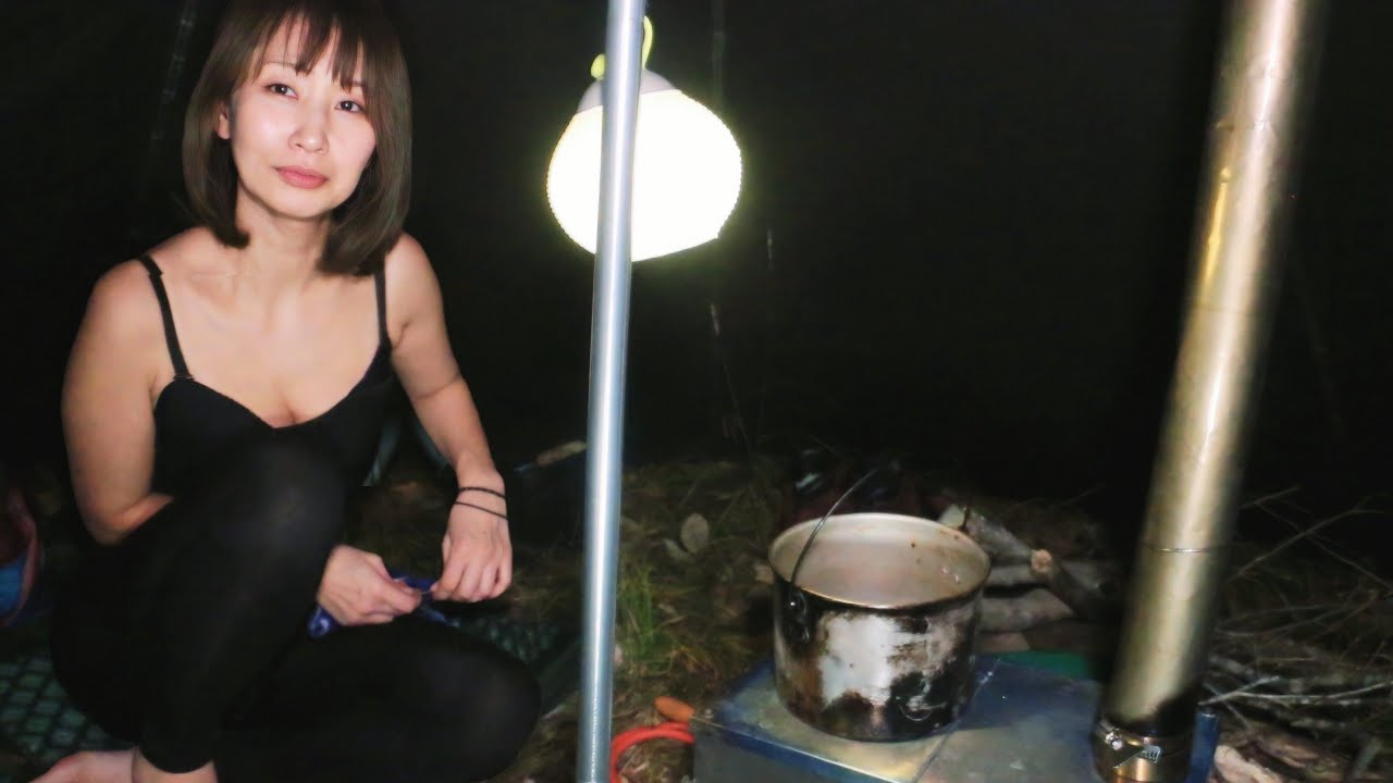 薪ストーブの音を聞きながら、夜のテントで