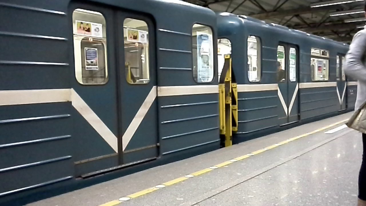Синий метрополитен. Синий вагон метро. Зеленый поезд метро. Поезда на зеленой ветке. Голубой поезд метро.