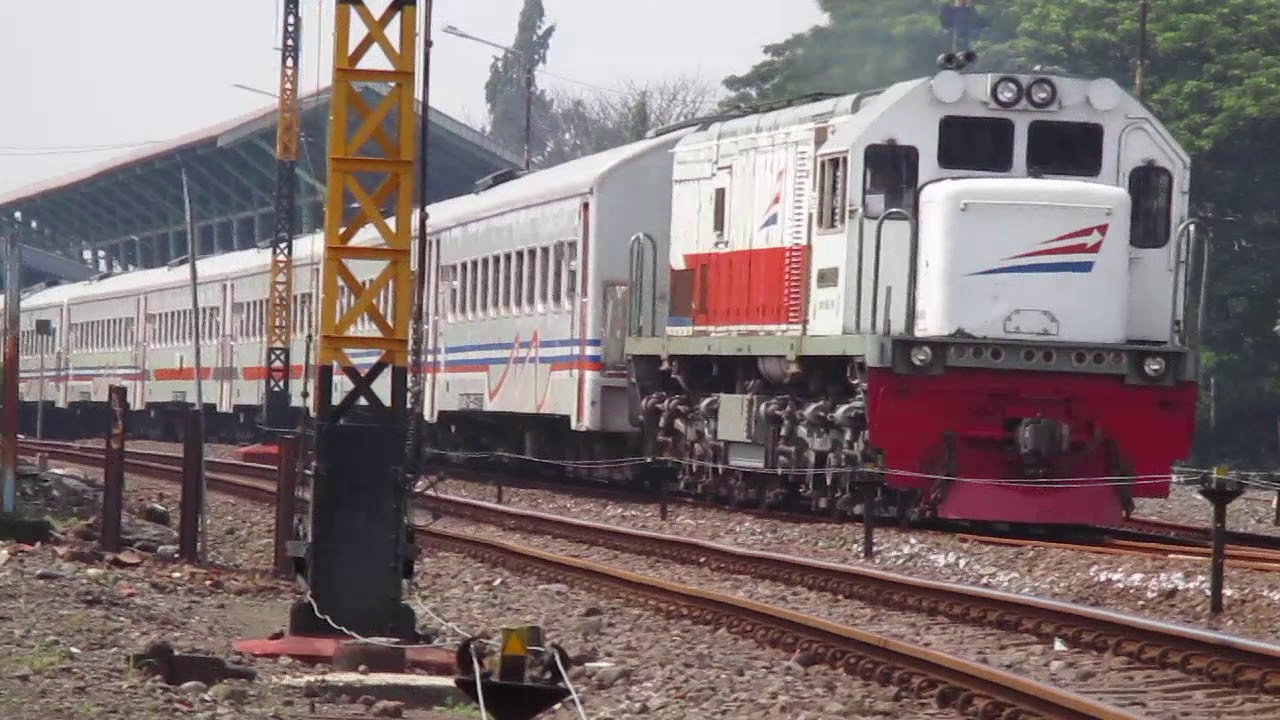 stasiun sidoarjo - Kereta api Logawa - YouTube
