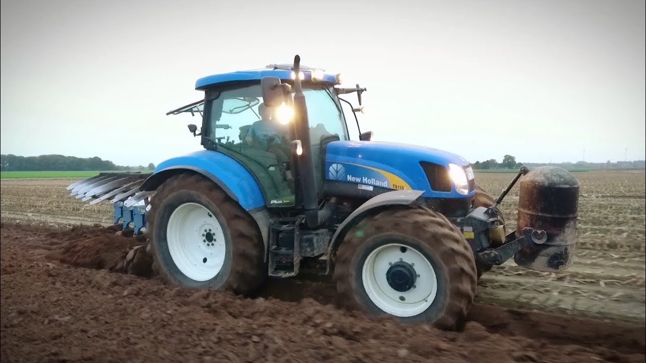 New Holland TS135A met Lemken vierschaar maïsland aan het ploegen Trekkerweb