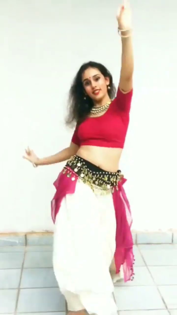 लाल बिंदी में तू इन्नी सोनी लगदी ❤. .Last week was about trying new styles and Belly Fusion was one