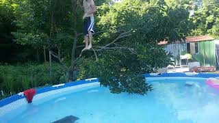 Tuffo in piscina di Davide video divertente