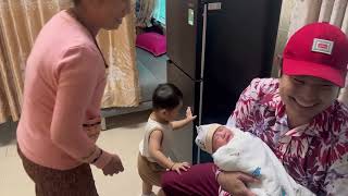Bui Trung Dang and his wife visit the newborn daughter of Ca Na's older brother, Canxi is so happy 😍