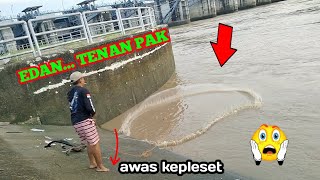 EDAN..!! Jala ikan di bawah pintu air Bendung gerak ketika banjir dapat banyak ikan || Nets fishing