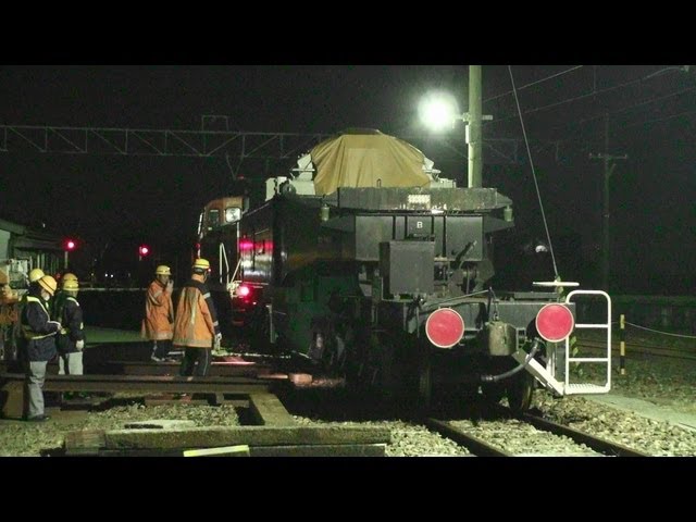 1/4][特大貨物輸送]シキ850 深夜の鉄道輸送 福岡駅到着 北陸新幹線用