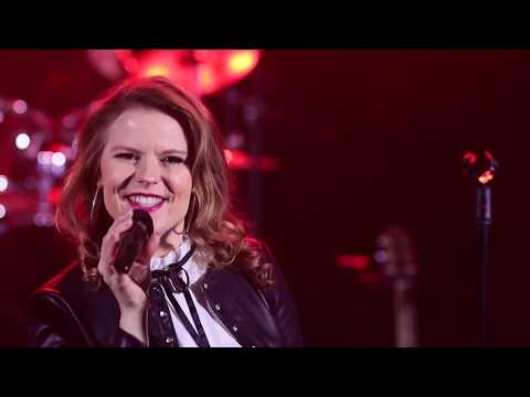 Pevka Arijana poje na odru, prizor iz promo videa