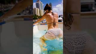 Dora - Farina x El Alfa / / Nastya Nass / / Twerking in the jacuzzi on the yacht / / Miami Resimi