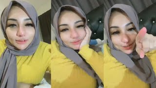 Style Hijab Ketat | Referensi Hijab segi empat tante Sarah dengan perpaduan kaos kuning