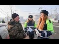 В Витебске сотрудницы ГАИ поздравили мужчин-автолюбителей и пешеходов с 23 Февраля