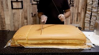 Le Castella Jiggly Cake Cutting