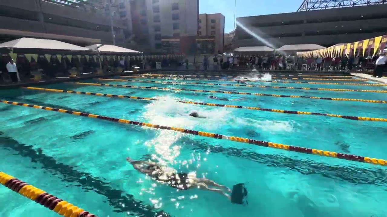 Заплыв на 100 метров баттерфляем среди женщин, заплыв 2, соревнования BIG 12 West, 16 января 2026...