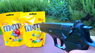 EXPERIMENT TOY GUN vs M&M's, Эксперимент Игрушечный Пистолет против Упаковок с Конфетами Ммдмс