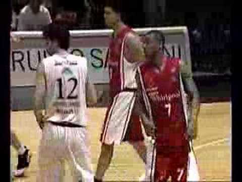 Schiacciata di Rolando Howell (Whirlpool Varese) v...