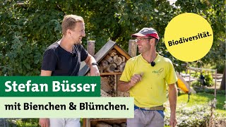 Stefan Büsser lernt etwas über Bienchen und Blümchen