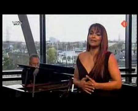 Danielle de Niese sings "Lascia ch'io pianga"