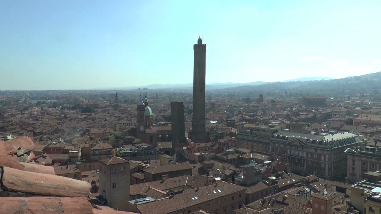 Bologna , Italy  -   Passeggiata fra PORTICI  E  MAGNIFICHE ARCHITETTURE