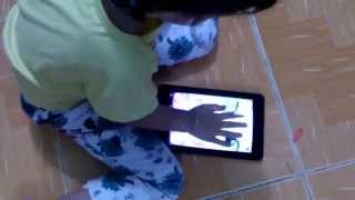 Bé 2 tuổi sử dụng máy tính bảng chơi game thành thạo screenshot 1