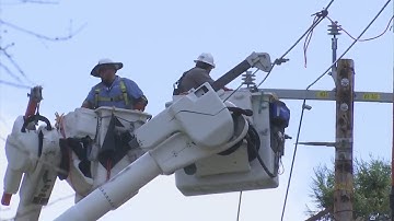 PG&E crews work to restore power