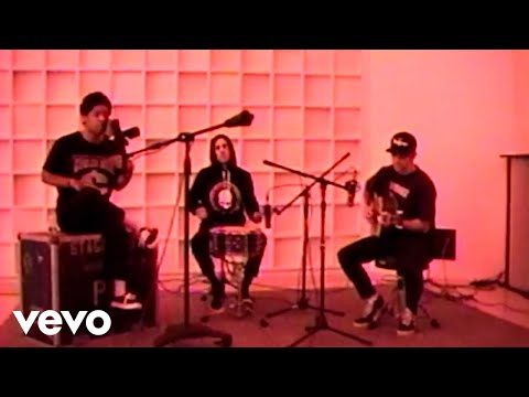 KennyHoopla - estella// (feat. Travis Barker) (Acoustic Performance)