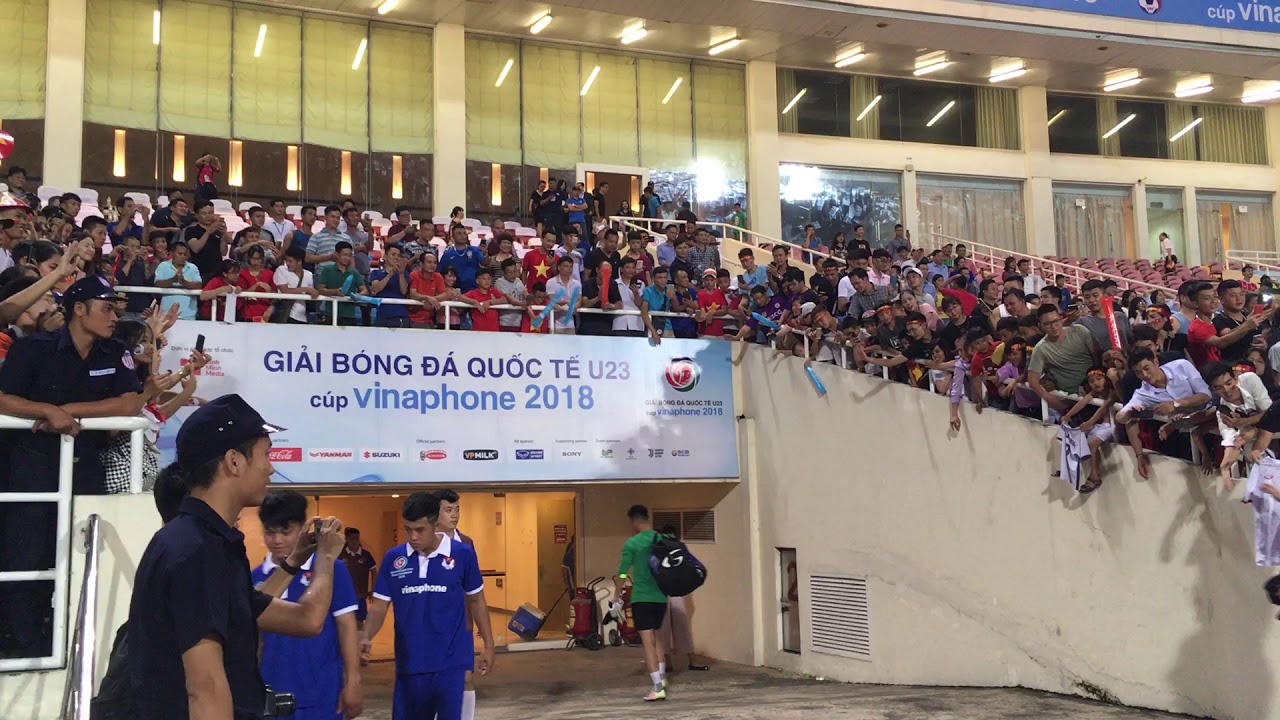 Cầu thủ U23 vẫy tay chào người hâm mộ khi rời sân vào phòng thay đồ