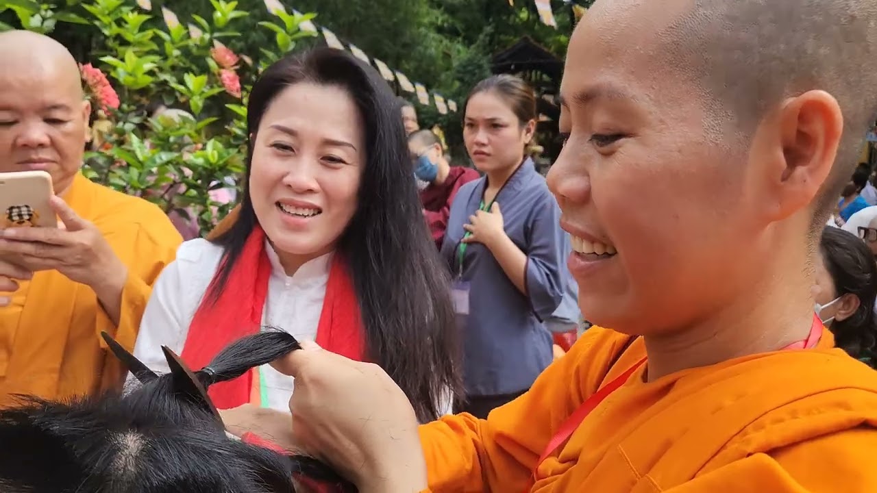 Thiền viện Phước Sơn    Khóa tu xuất gia gieo duyên lần thứ 15    Phần 1  Lễ xuất gia và đi bát