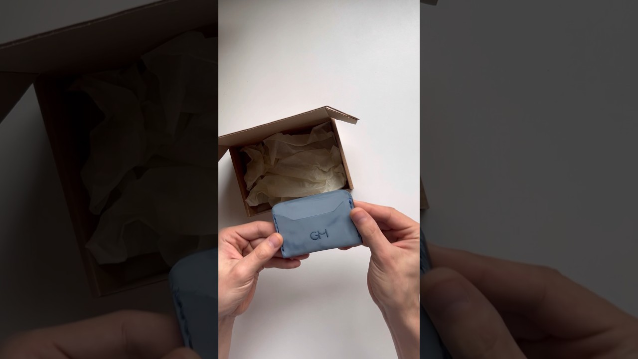 Укутали картхолдер, чтобы процесс распаковки был очень тактильным 🌿